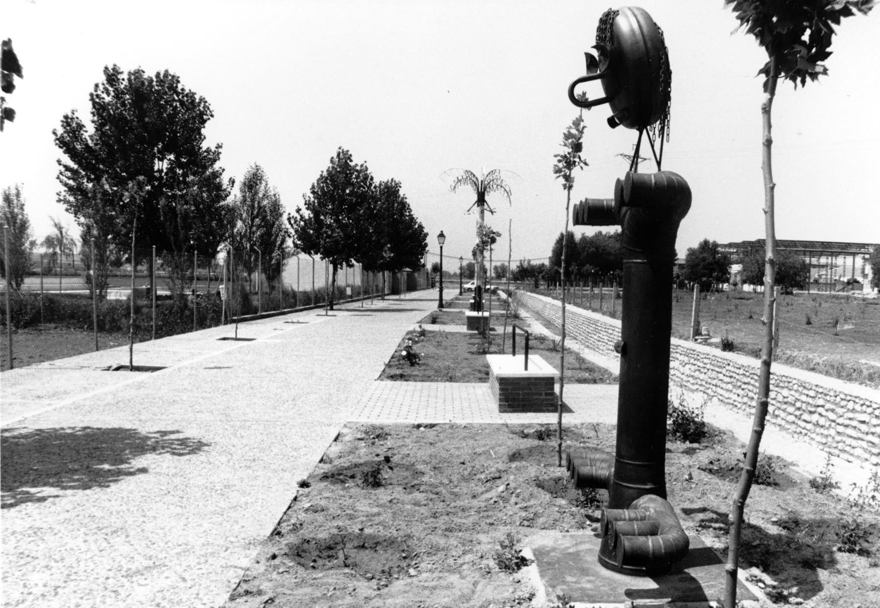 Paseo del Arte, que aglutina un buen número de obras, siendo un verdadero museo al aire libre, con imágenes de artistas de reconocido prestigio. Julio de 1992.