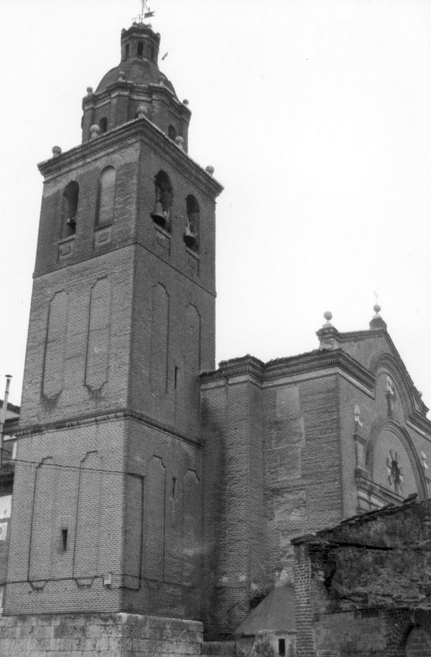Iglesia de San Pedro, de estilo barroco y construida entre los siglos XVII y XVIII. El proyecto se atribuye al arquitecto Andrés Cillero. Imagen tomada en1990.