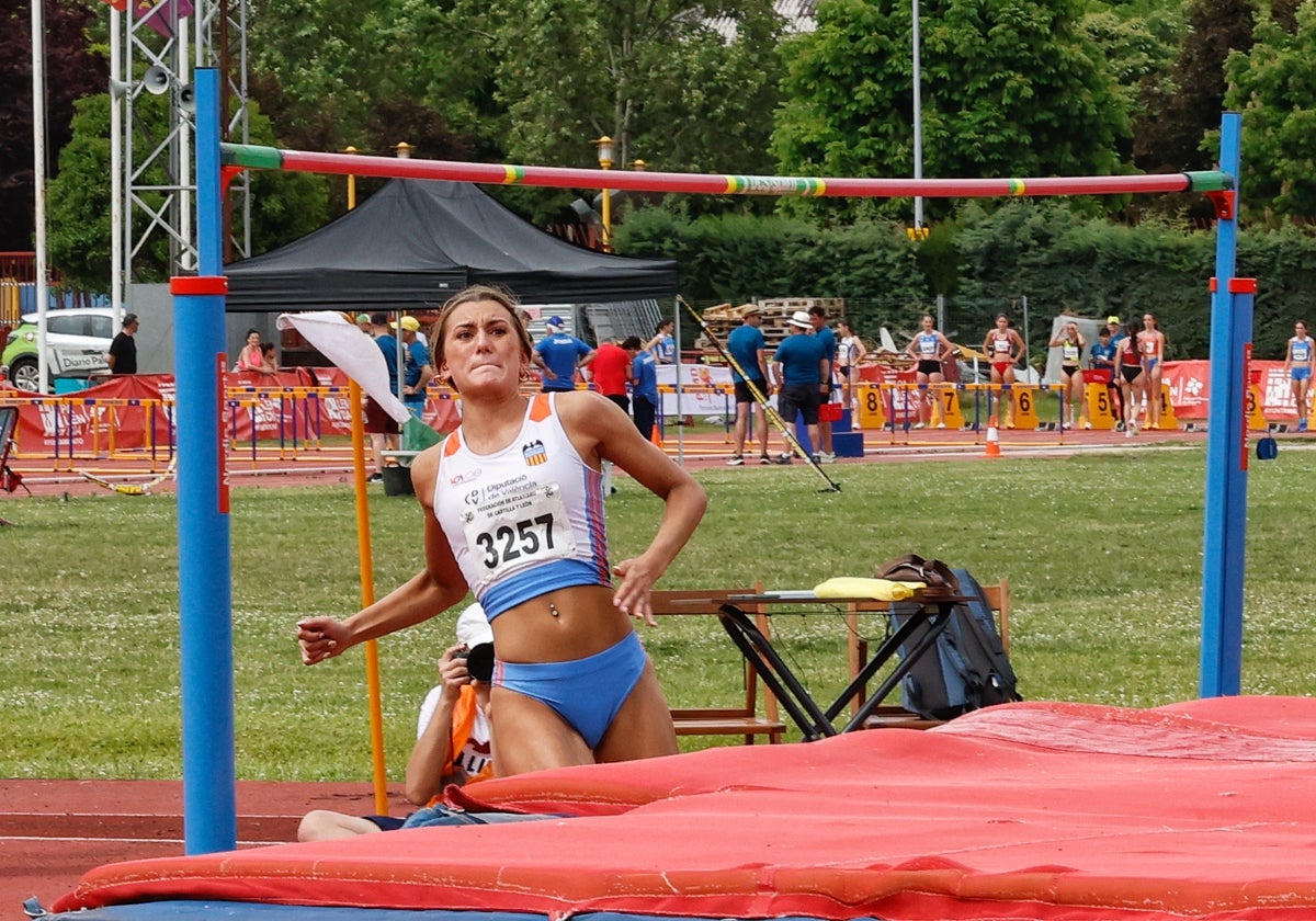 Aitana Alonso procede a saltar en el Trofeo Feria Chica de Palencia