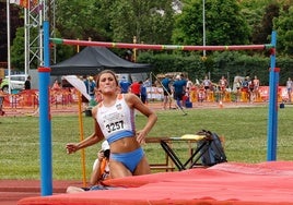 Aitana Alonso procede a saltar en el Trofeo Feria Chica de Palencia