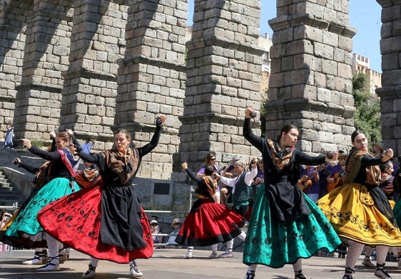 Participantes en uno de los pasacalles de Folk Segovia.