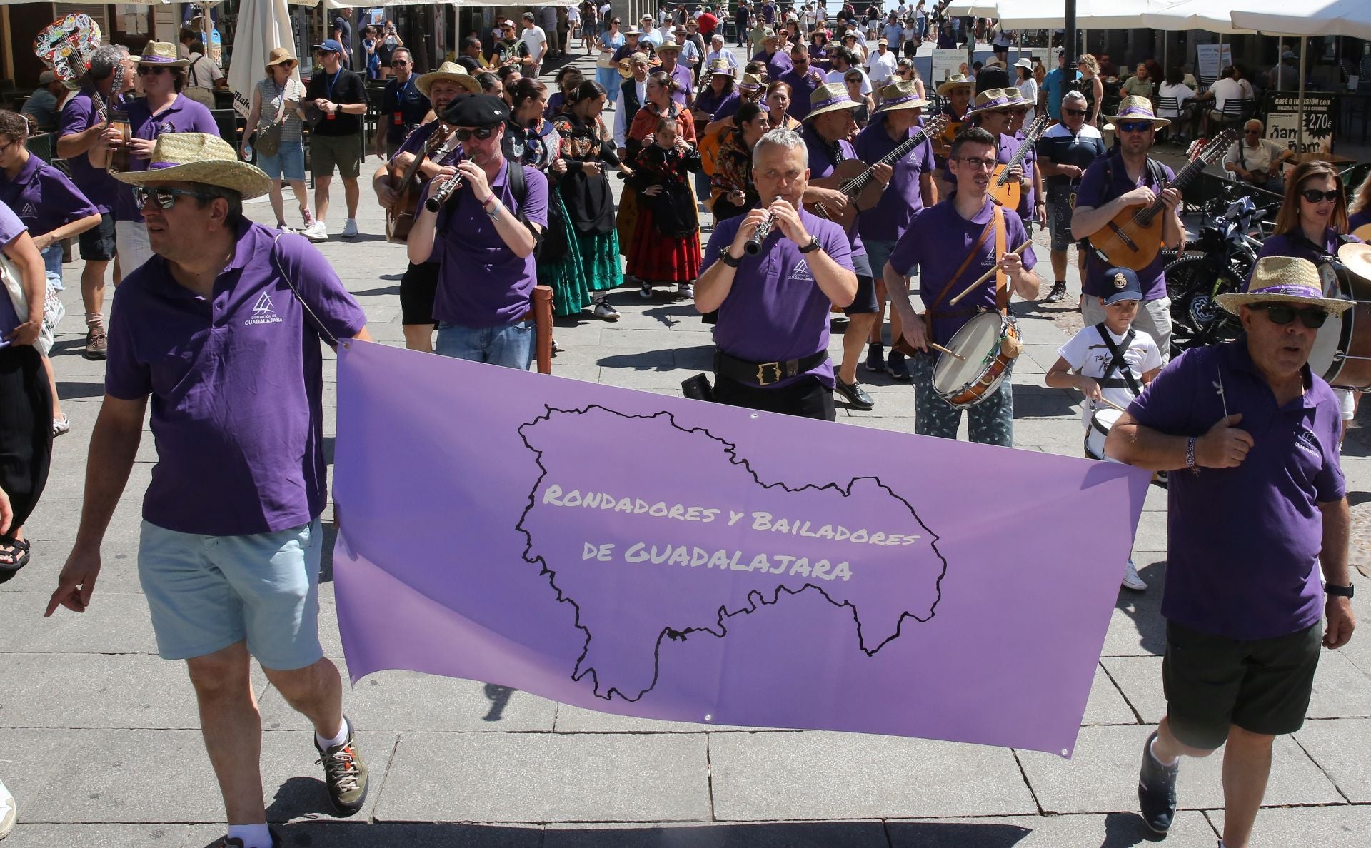 Los pasacalles de Folk Segovia, en imágenes