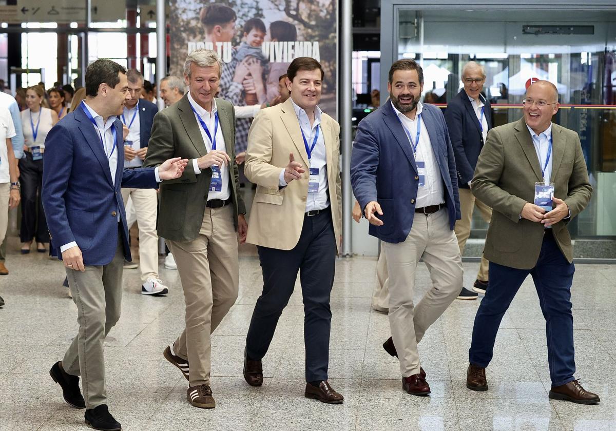 Alfonso Fernández Mañueco llega al Congreso junto a Juanma Moreno, Alfonso Rueda, Miguel Tellado y Paco Núñez, del PP de Castilla La Mancha.