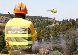 Un efectivo del operativo de extinción de incendios supervisa un fuego en la provincia.