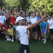 El atleta Sergio Turull se fotografía junto a los asistentes antes del comienzo de la carrera solidaria en Segovia.
