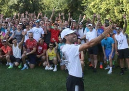El atleta Sergio Turull se fotografía junto a los asistentes antes del comienzo de la carrera solidaria en Segovia.