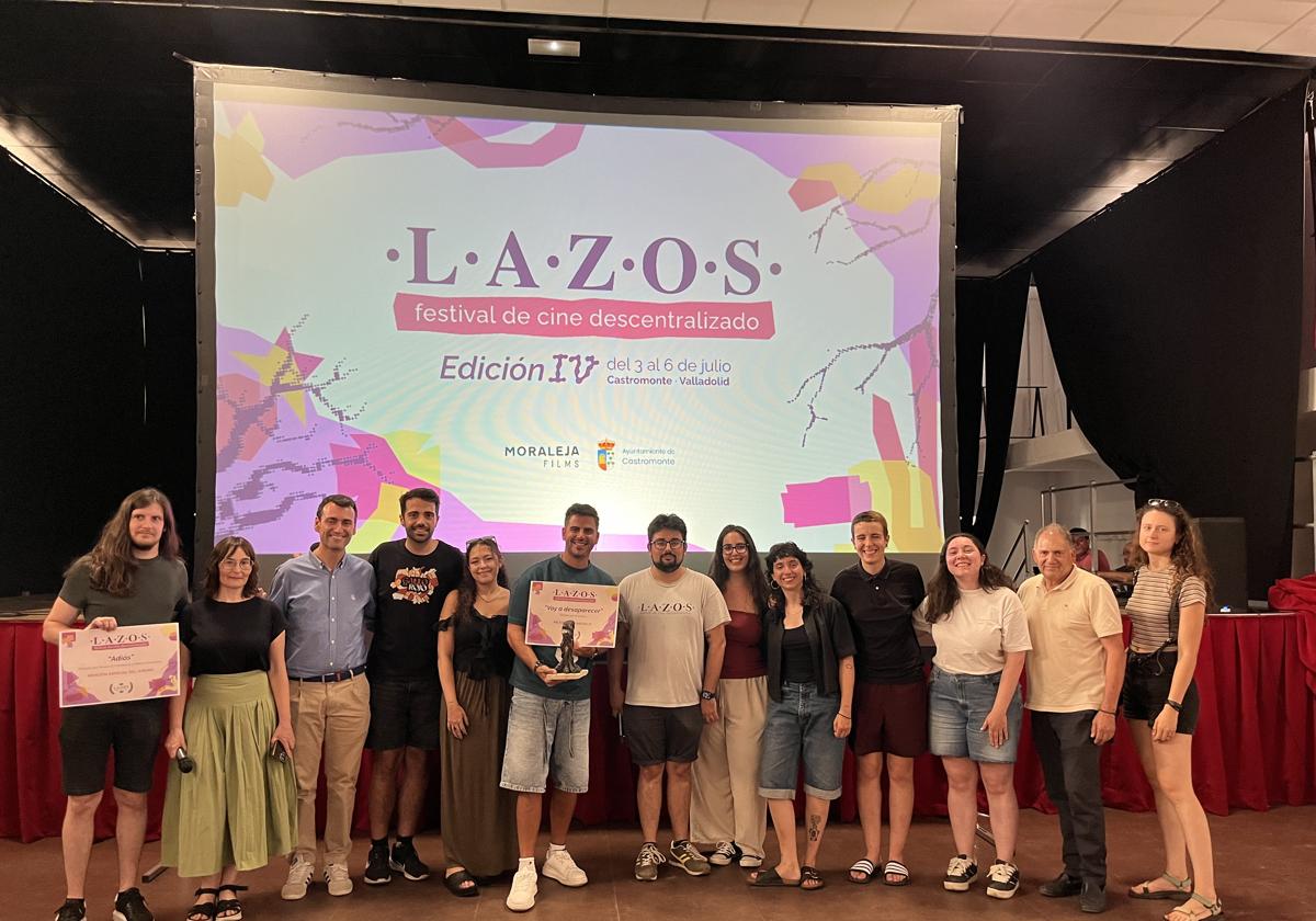 Los ganadores reciben los premios de los codirectores y organizadores de Lazos.
