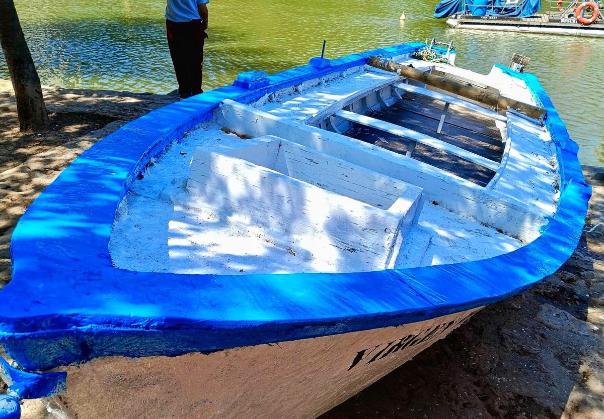La barca de la Virgen del Carmen, ayer por la tarde, una vez finalizada su rehabilitación antes de volver al río.