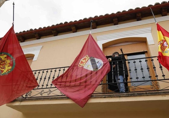 Banderas a media asta en el Ayuntamiento de Pesquera en una imagen de archivo.