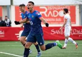 Álex Castro celebra un gol con el Móstoles URJC.