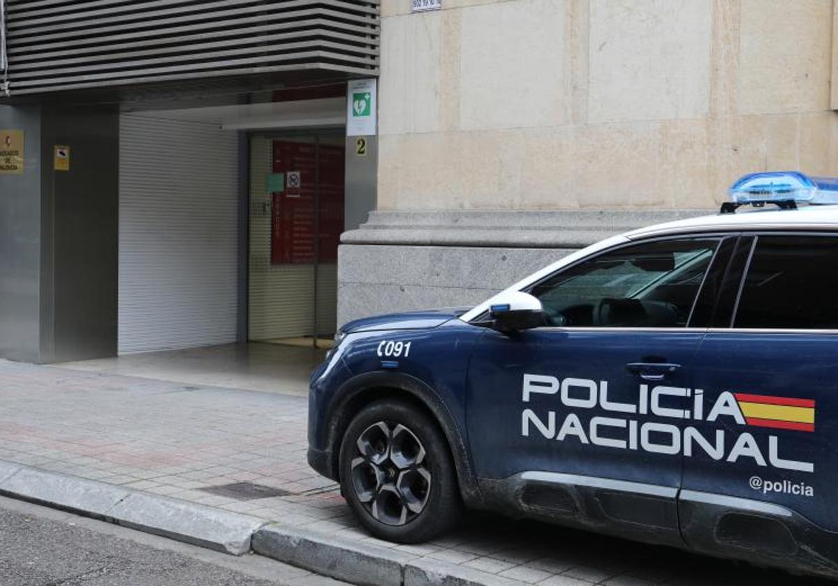 Un vehículo de la Policía Nacional en los juzgados de Palencia.