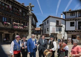 Mañueco, durante su visita a Embutidos Fermín, que comenzó en 2005 a exportar a Estados Unidos.