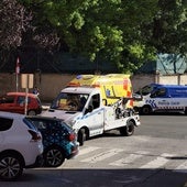 Una ambulancia y un vehículo de la Policía Local de Segovia en el lugar del accidente.