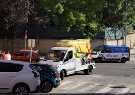 Una ambulancia y un vehículo de la Policía Local de Segovia en el lugar del accidente.