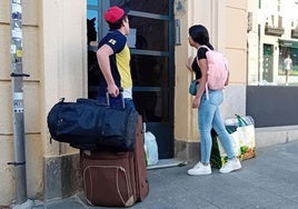 Dos personas llevan a cabo labores de mudanza en Segovia.