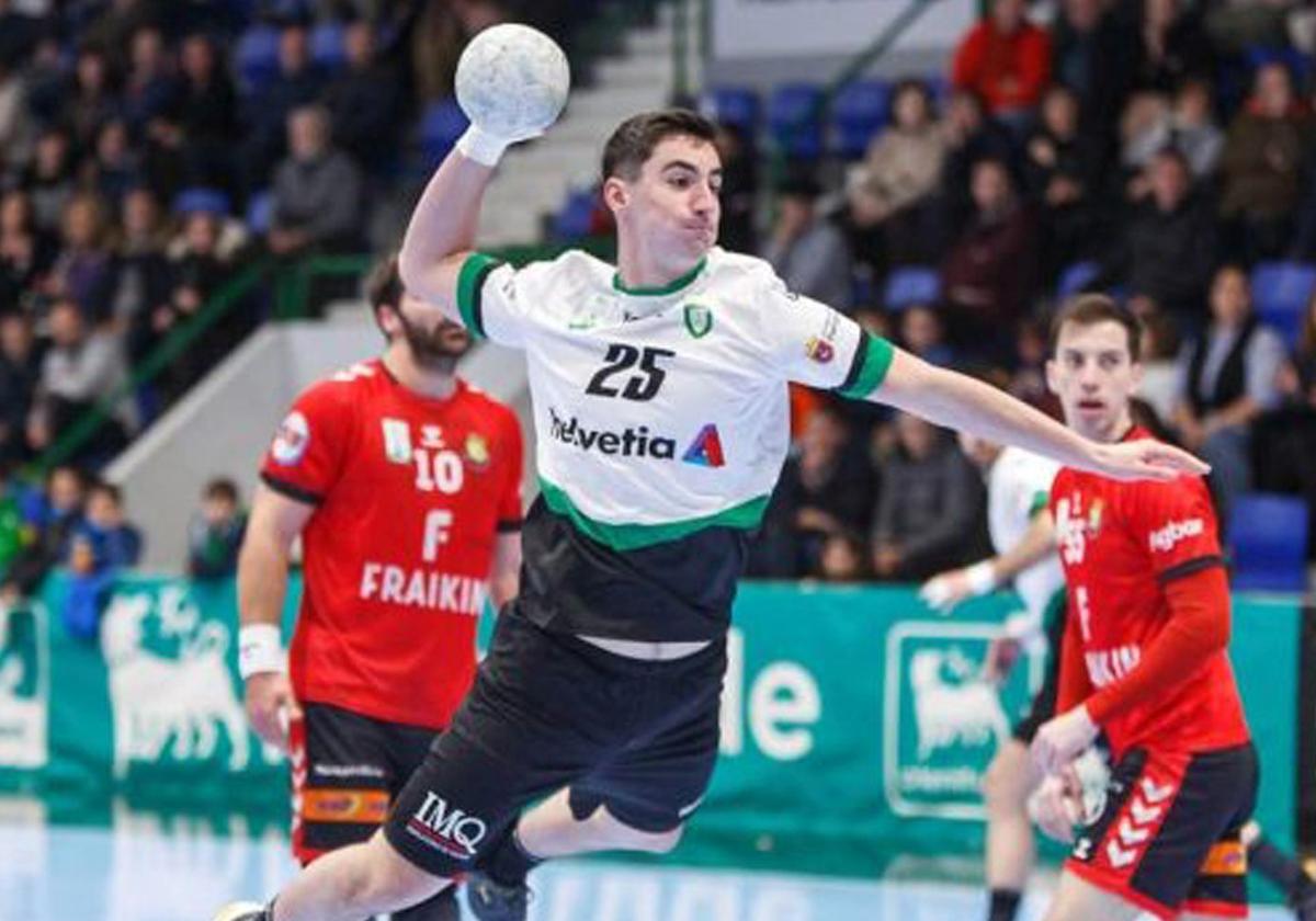 Josu Arzoz lanza a portería en un partido con Helvetia Anaitasuna.