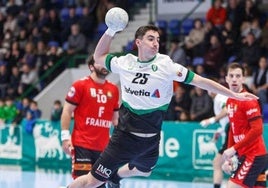 Josu Arzoz lanza a portería en un partido con Helvetia Anaitasuna.