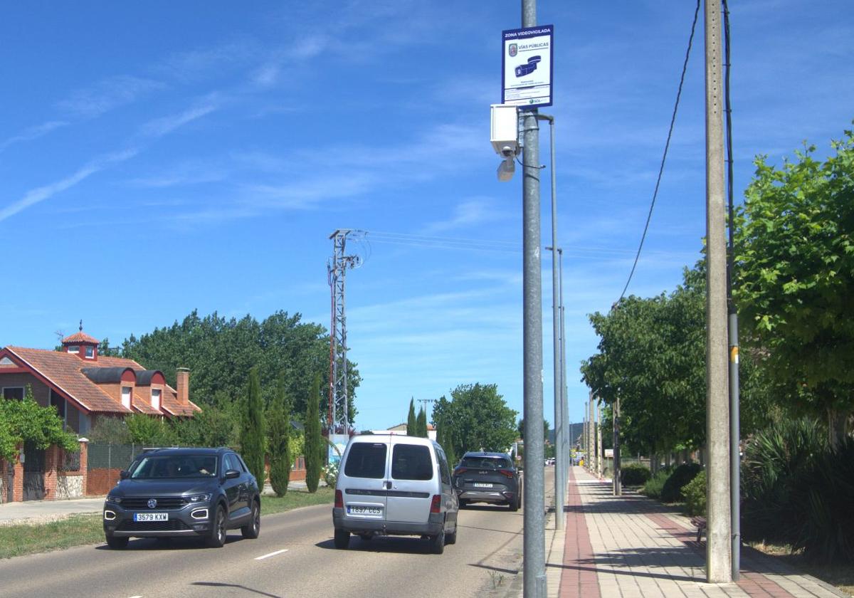 Una de las cámaras de tráfico instaladas en la avenida de Valladolid de Tudela de Duero.