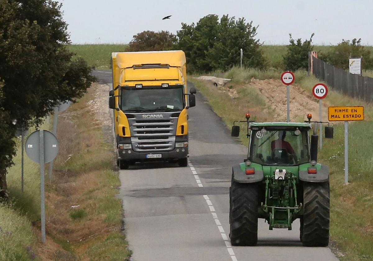 Un cartel avisa del mal estado de la carretera SG-322, cuyo tramo entre Marugán y Muñopedro se va a arreglar.