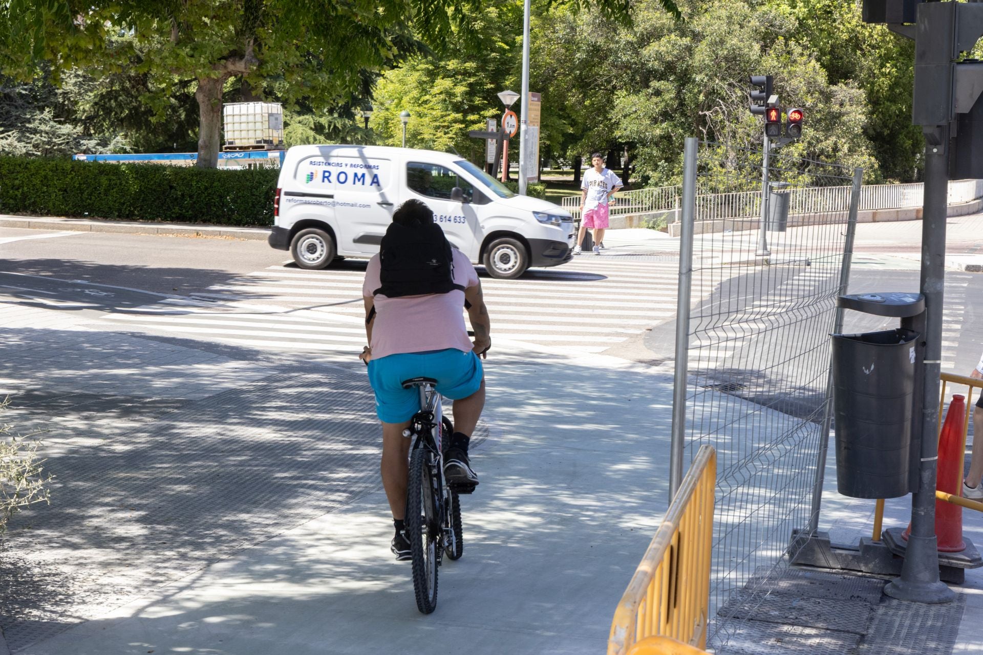 Los usuarios del carril bici de Isabel la Católica circulan por el tramo cerrado la semana pasada.