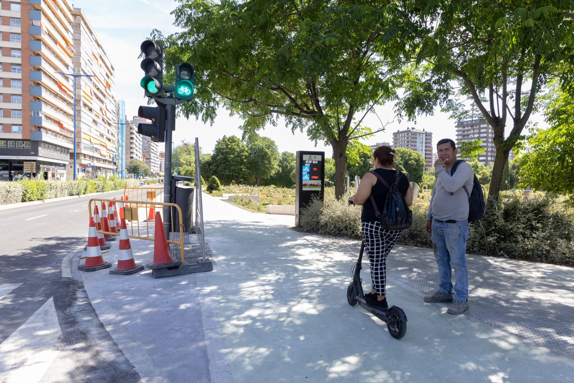 Los usuarios del carril bici de Isabel la Católica circulan por el tramo cerrado la semana pasada.