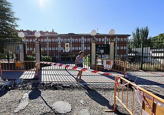 Una mujer camina en la calle Manuel Silvela, junto al colegio Tierno Galván.