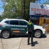 Una agente controla el acceso a uno de los festivales.