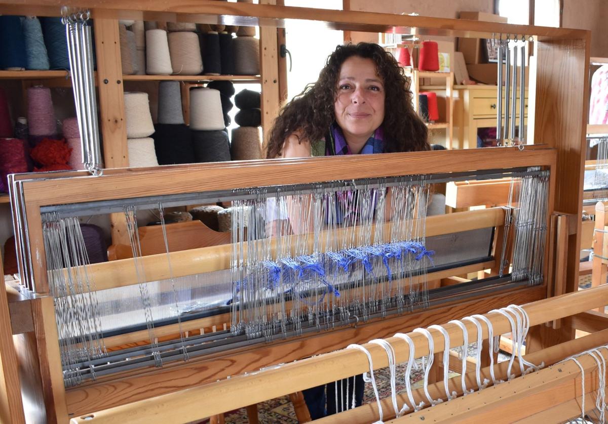 Luisa Guardo en su taller, frente a un telar.