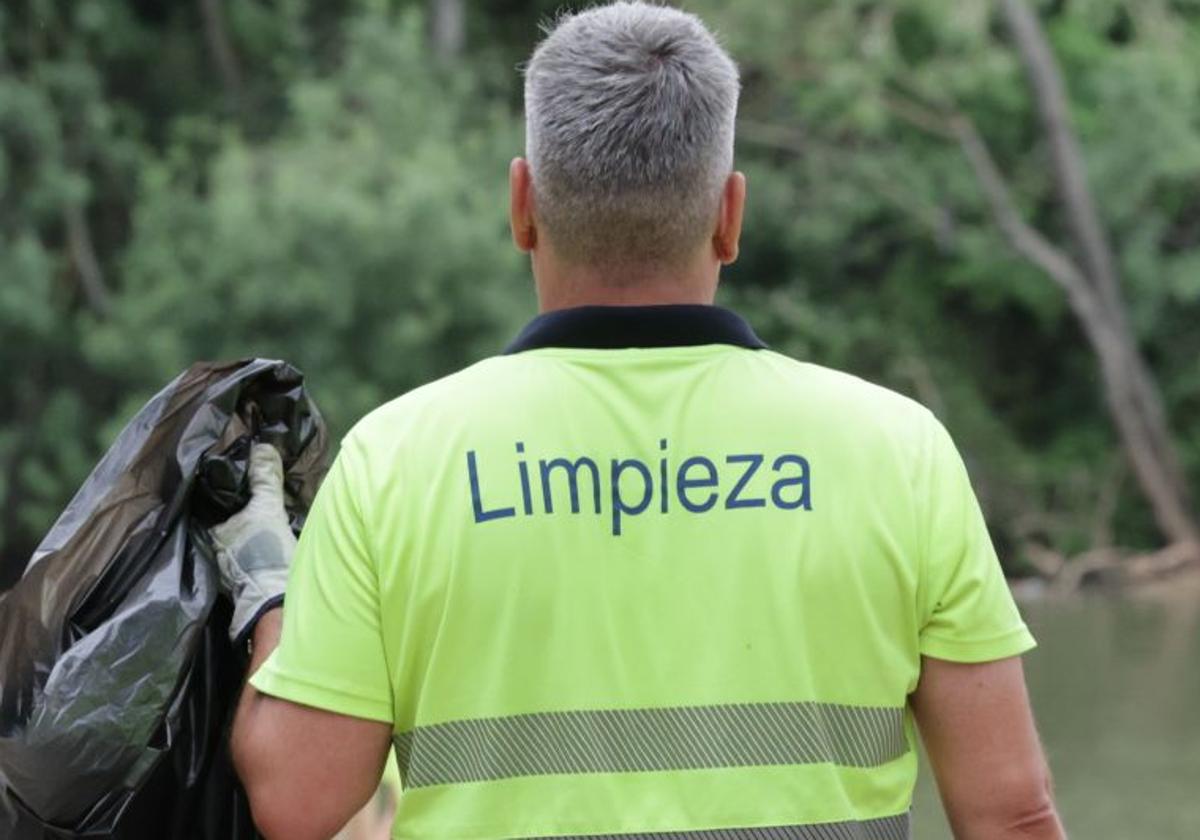 Imagen de archivo de un trabajador del Servicio de Limpieza.