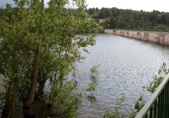 Estado del embalse de Puente Alta, en Revenga, desde donde debe partir el suministro.