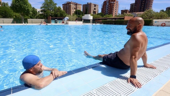 Dos usuarios de la piscina municipal, conversando en el agua del nuevo vaso.