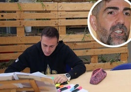 Un joven estudia en la sala del barrio de San José, y en el círculo, el concejal de Segovia en Marcha, Guillermo San Juan.
