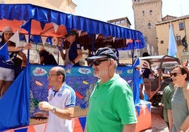 Participantes en la última Tajada de San Andrés siguen la carroza con la limonada y las viandas.