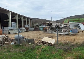 Vertido ilegal de placas fotovoltaicas en una finca próxima a Vallespinoso de Cervera.