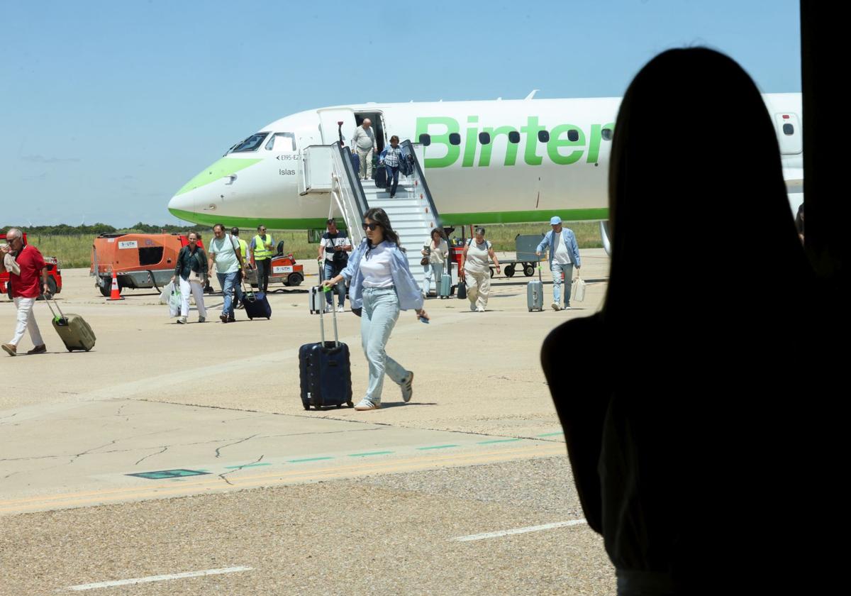 Pasajeros de un vuelo de Binter procedente de Gran Canaria a su llegada a Villanubla a primeros de junio.