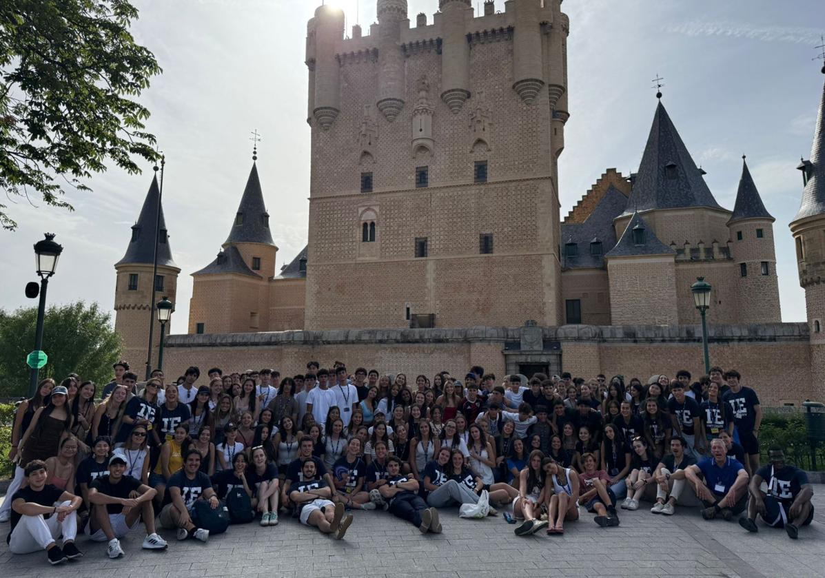 Participantes en la Summer School posan para la foto de familia en las inmediaciones del Alcázar.