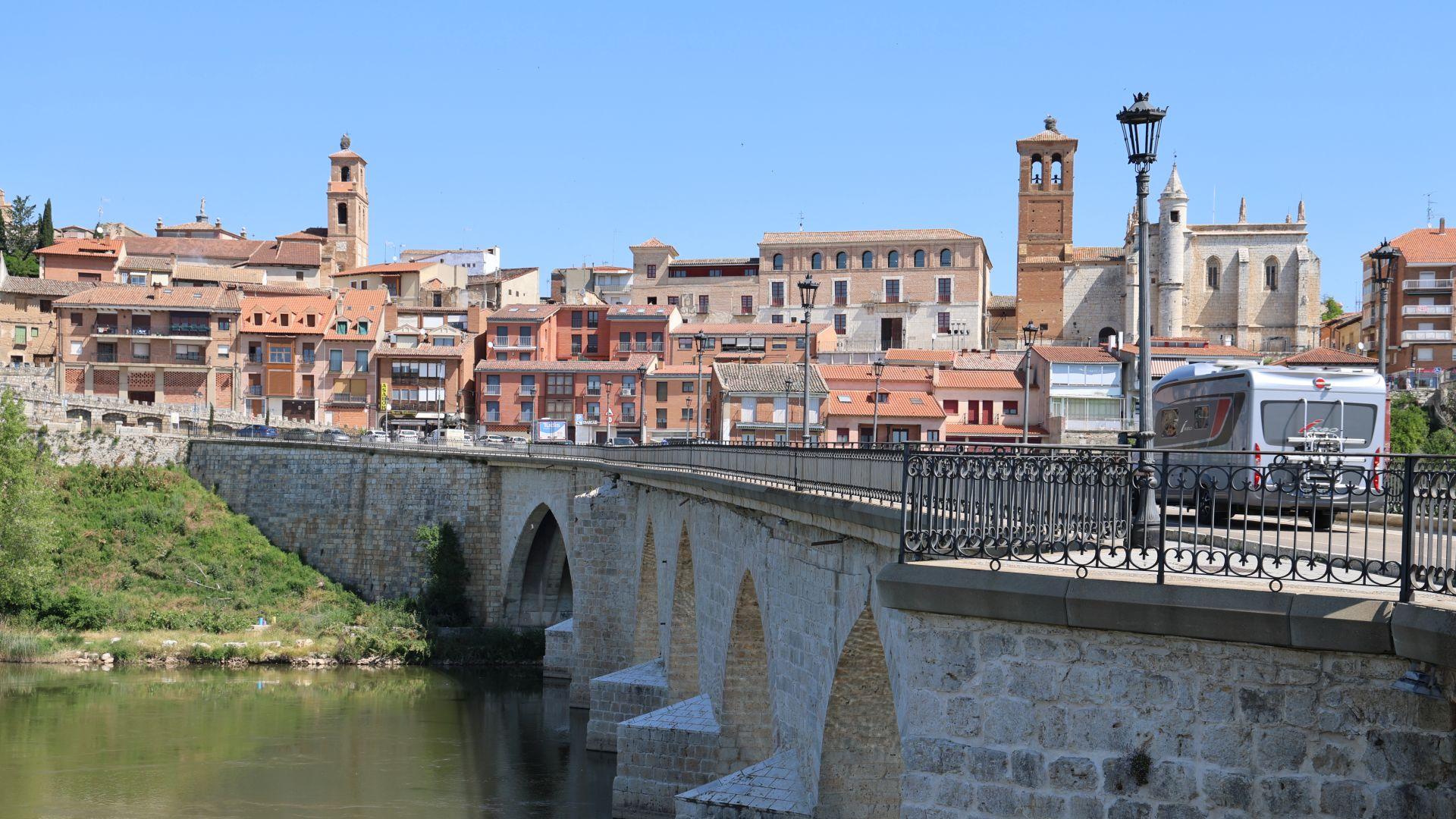El puente sobre el río Duero ofrece una bella imagen, con las Casas del Tratado y San Antolín al fondo.