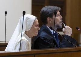 La acusada de apropiación indebida en el reparto de una herencia, en el banquillo de los acusados durante la celebración de la vista.