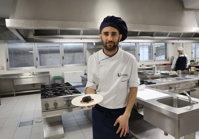 El chef Víctor Sanz posa con el plato.