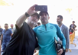 Guillermo Almada se hace un selfie con un aficionado