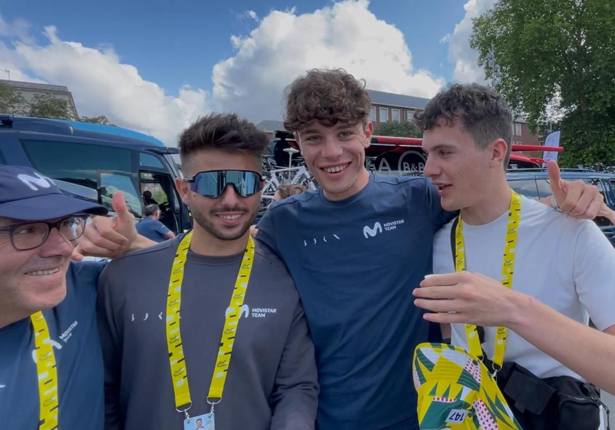 Los hermanos Romeo, Iván y Sergio, posan junto a Pablo Ordorica.