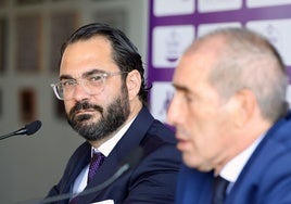 Víctor Orta, con la imagen difuminada de Almada en primer término.