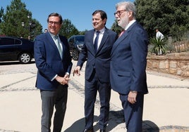 El presidente de la Junta, Alfonso Fernández Mañueco; el presidente de CEOE, Antonio Garamendi y El presidente de CEOE Castilla y León, Santiago Aparicio participan en el acto de entrega de los Premios CEOE Castilla y León.