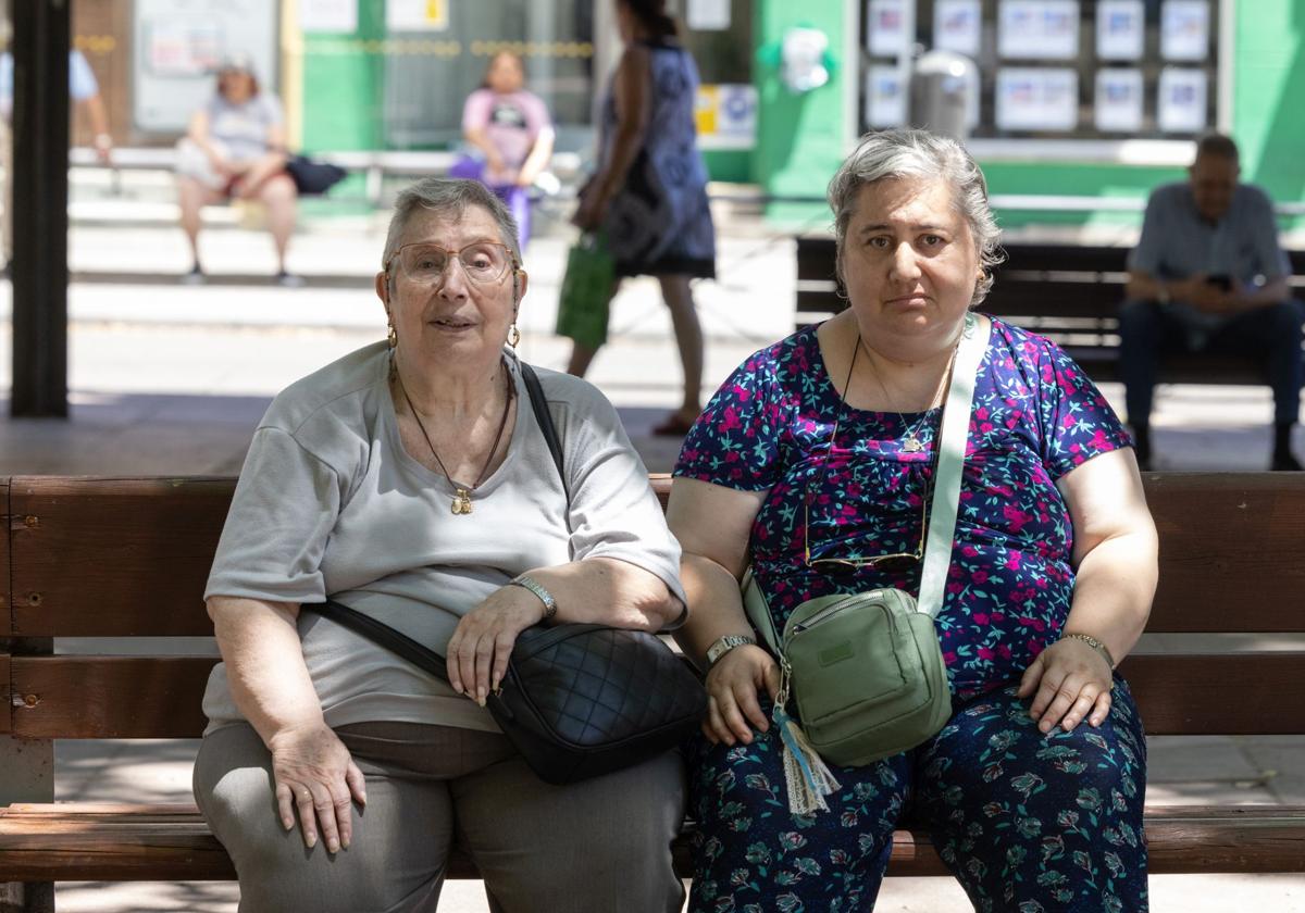 Antonia Díez y su hija Elvira Fernández, que buscan información sobre el padre de la primera en el barrio Delicias