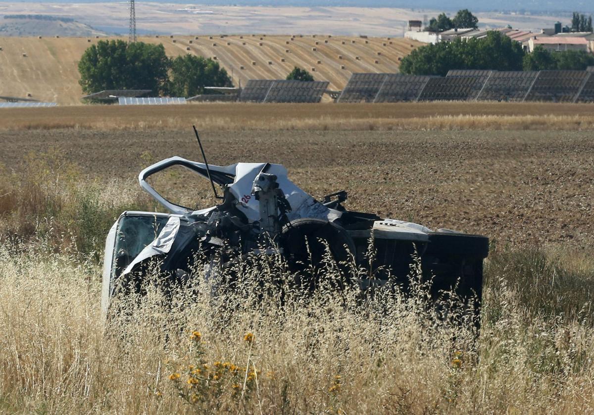Restos de la furgoneta accidentada en la noche de este lunes en Valverde del Majano.