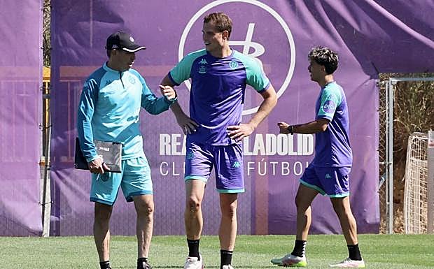 Almada charla con Latasa en un momento de la sesión.