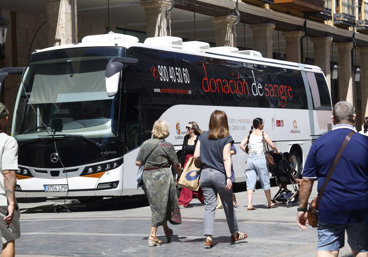 Autobús para donar sangre, este martes en la Calle Mayor.