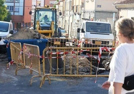 Obras para localizar y reponer las tuberías averiadas en la calle Doctor Hernando de Segovia, este martes.