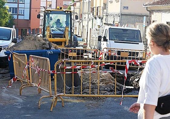 Obras para localizar y reponer las tuberías averiadas en la calle Doctor Hernando de Segovia, este martes.