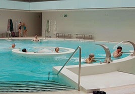 Mayores disfrutando de las aguas de un balneario en una imagen de archivo